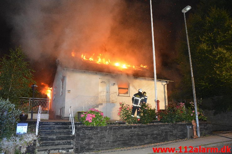 Brand i Villa. Højen Kirkevej i Højen. 07/08-2015. Kl. 2:54.