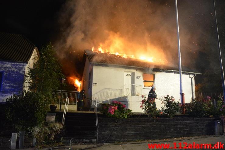 Brand i Villa. Højen Kirkevej i Højen. 07/08-2015. Kl. 2:54.