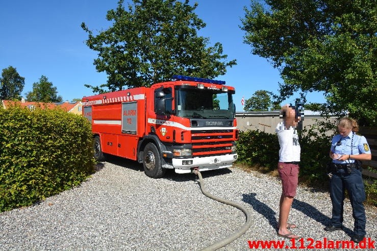 Brand i Sommerhus. Høllvej  Høll. 09/08-2015. kl. 15:44.