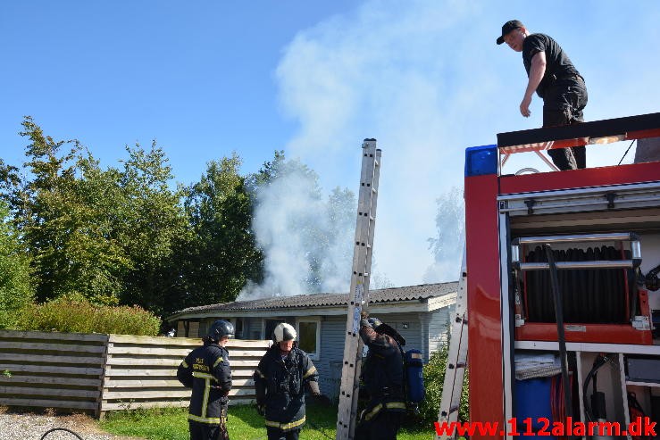 Brand i Sommerhus. Høllvej  Høll. 09/08-2015. kl. 15:44.