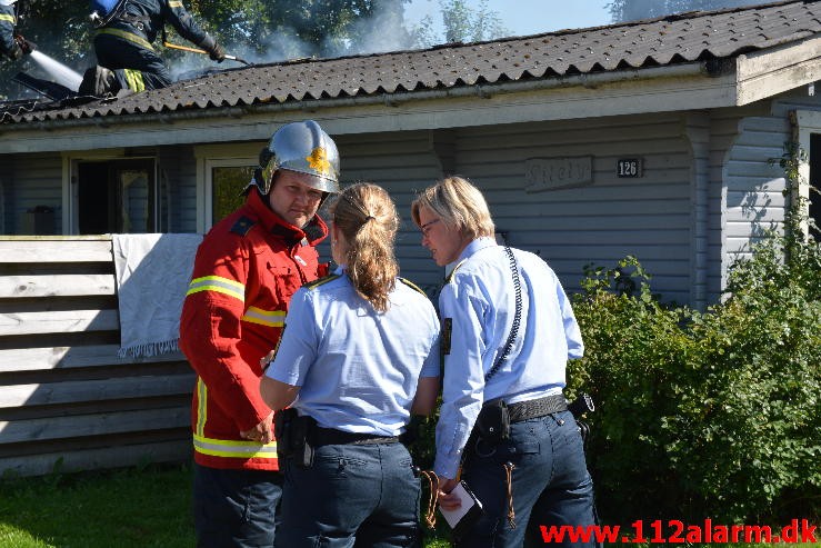 Brand i Sommerhus. Høllvej  Høll. 09/08-2015. kl. 15:44.