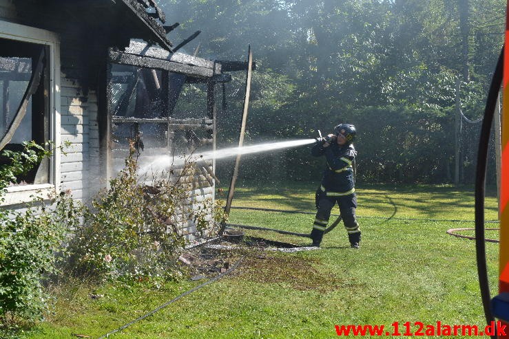 Brand i Sommerhus. Høllvej  Høll. 09/08-2015. kl. 15:44.