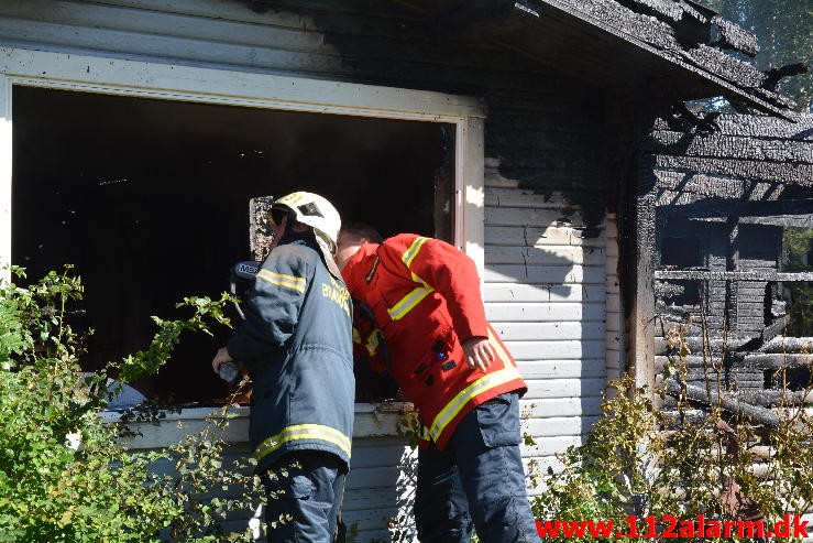 Brand i Sommerhus. Høllvej  Høll. 09/08-2015. kl. 15:44.