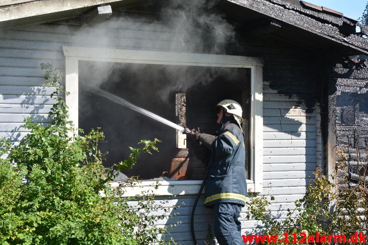 Brand i Sommerhus. Høllvej  Høll. 09/08-2015. kl. 15:44.