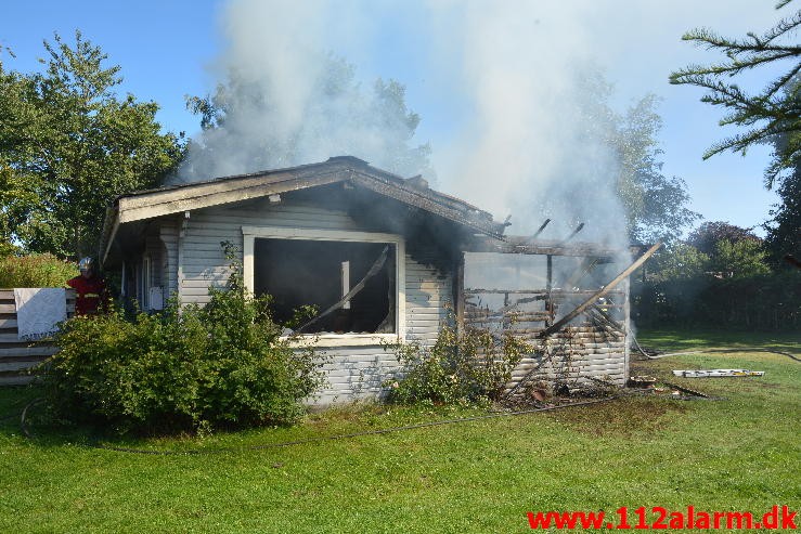 Brand i Sommerhus. Høllvej  Høll. 09/08-2015. kl. 15:44.