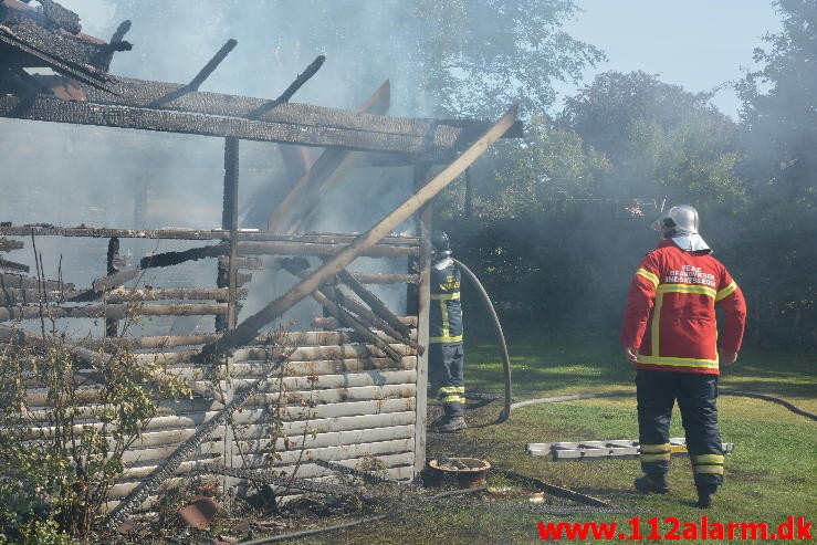 Brand i Sommerhus. Høllvej  Høll. 09/08-2015. kl. 15:44.