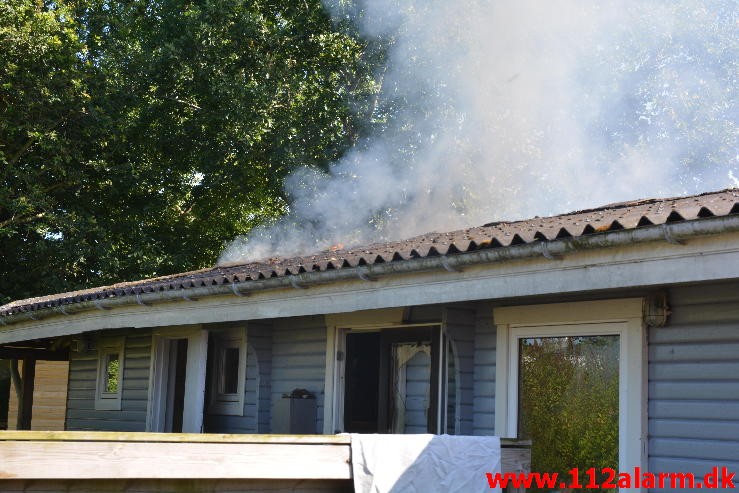 Brand i Sommerhus. Høllvej  Høll. 09/08-2015. kl. 15:44.