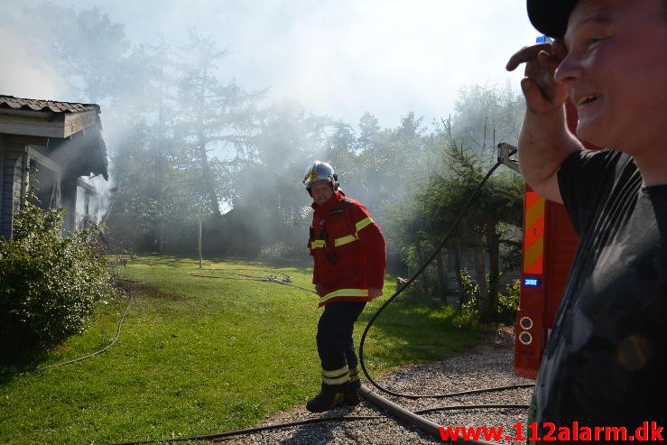 Brand i Sommerhus. Høllvej  Høll. 09/08-2015. kl. 15:44.