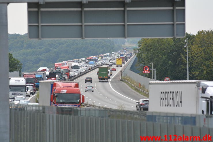 Bilbrand. Motorvejen E45 lige efter broen. 10/08-2015. KL. 12:29.