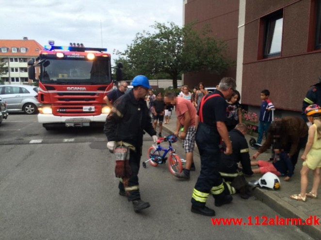 Lille dreng fik benet i klemme i cykel. Skolegade i Vejle. 16/08-2015. Kl. 18:37.