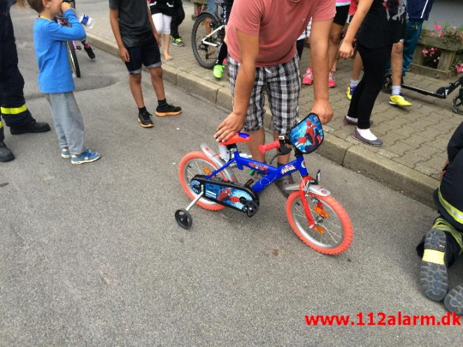 Lille dreng fik benet i klemme i cykel. Skolegade i Vejle. 16/08-2015. Kl. 18:37.