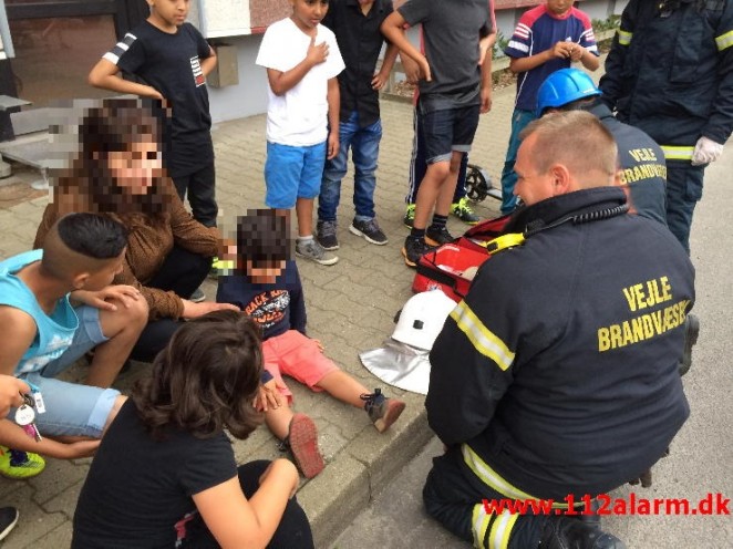 Lille dreng fik benet i klemme i cykel. Skolegade i Vejle. 16/08-2015. Kl. 18:37.