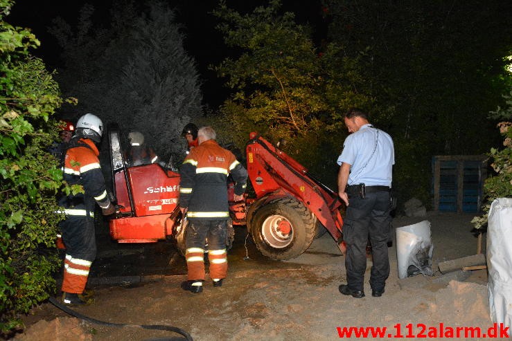 Brand i Landbrugsredskab. Hvesager i Jelling. 21/08-2015. Kl. 00:02.