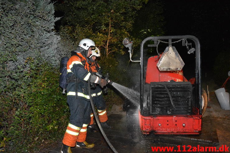 Brand i Landbrugsredskab. Hvesager i Jelling. 21/08-2015. Kl. 00:02.