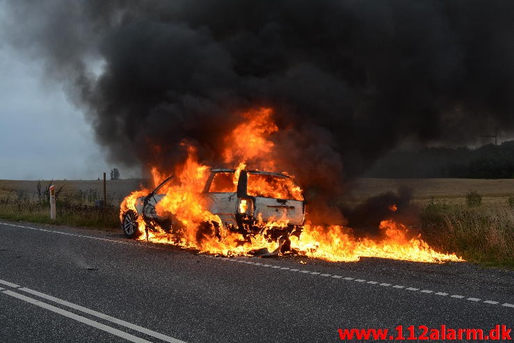 Brand i bil. Mangehøje i Jelling. 27/08-2015. Kl. 19:37.