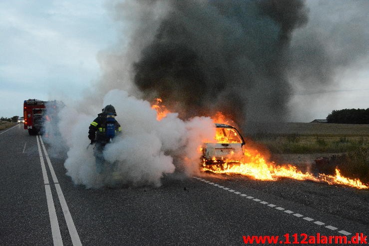 Brand i bil. Mangehøje i Jelling. 27/08-2015. Kl. 19:37.