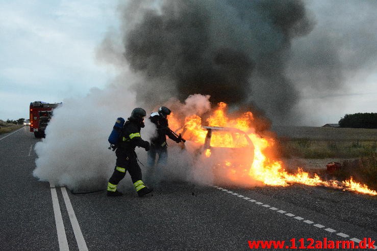 Brand i bil. Mangehøje i Jelling. 27/08-2015. Kl. 19:37.