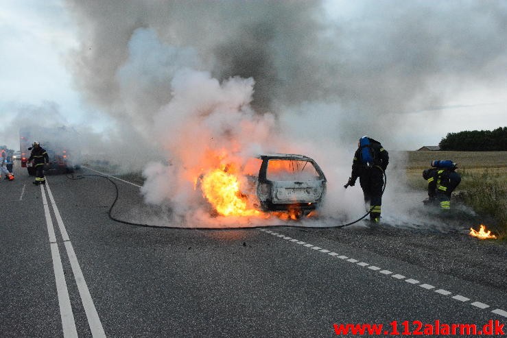 Brand i bil. Mangehøje i Jelling. 27/08-2015. Kl. 19:37.