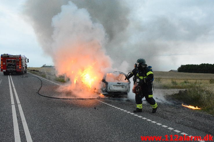 Brand i bil. Mangehøje i Jelling. 27/08-2015. Kl. 19:37.