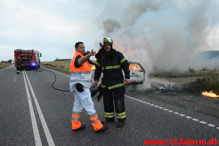 Brand i bil. Mangehøje i Jelling. 27/08-2015. Kl. 19:37.