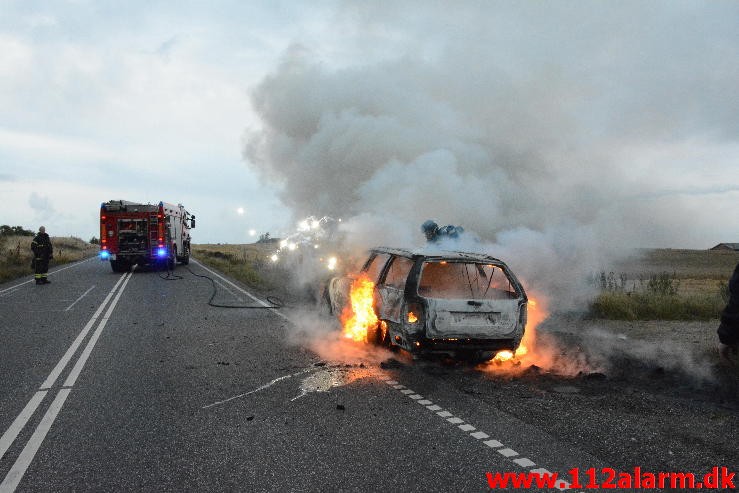 Brand i bil. Mangehøje i Jelling. 27/08-2015. Kl. 19:37.