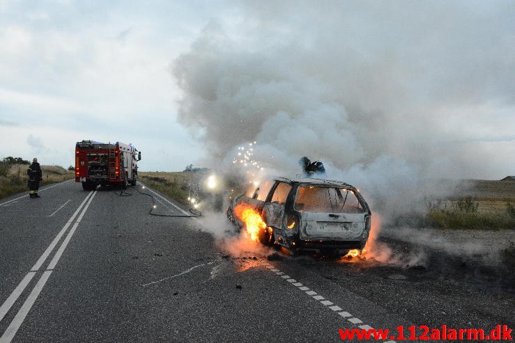 Brand i bil. Mangehøje i Jelling. 27/08-2015. Kl. 19:37.