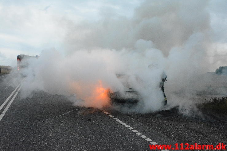 Brand i bil. Mangehøje i Jelling. 27/08-2015. Kl. 19:37.