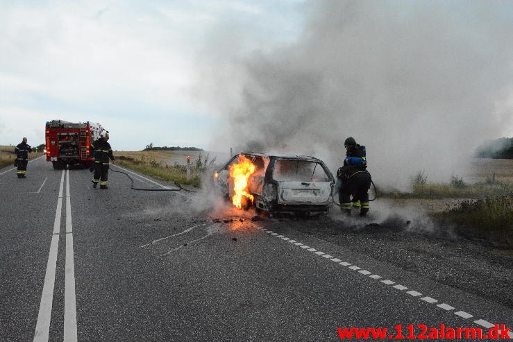 Brand i bil. Mangehøje i Jelling. 27/08-2015. Kl. 19:37.