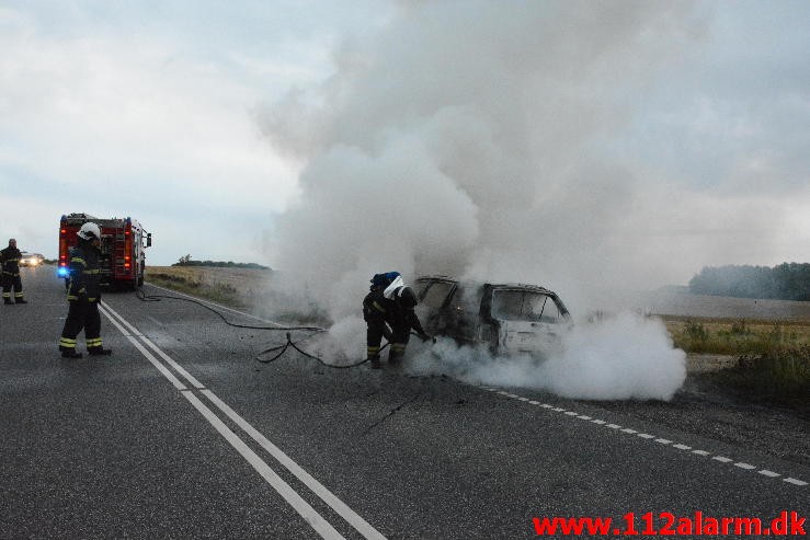 Brand i bil. Mangehøje i Jelling. 27/08-2015. Kl. 19:37.