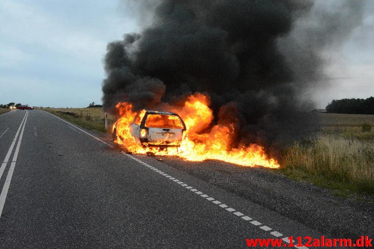 Brand i bil. Mangehøje i Jelling. 27/08-2015. Kl. 19:37.