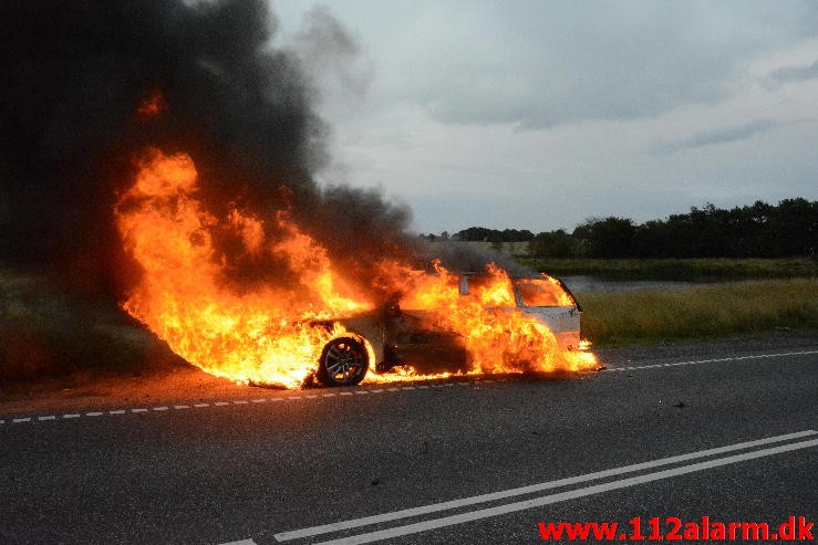 Brand i bil. Mangehøje i Jelling. 27/08-2015. Kl. 19:37.