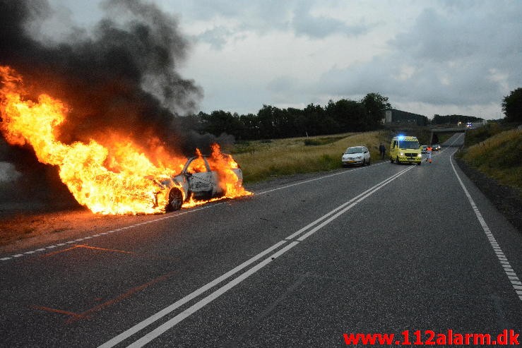 Brand i bil. Mangehøje i Jelling. 27/08-2015. Kl. 19:37.