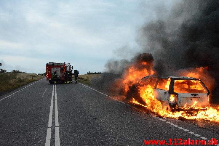 Brand i bil. Mangehøje i Jelling. 27/08-2015. Kl. 19:37.