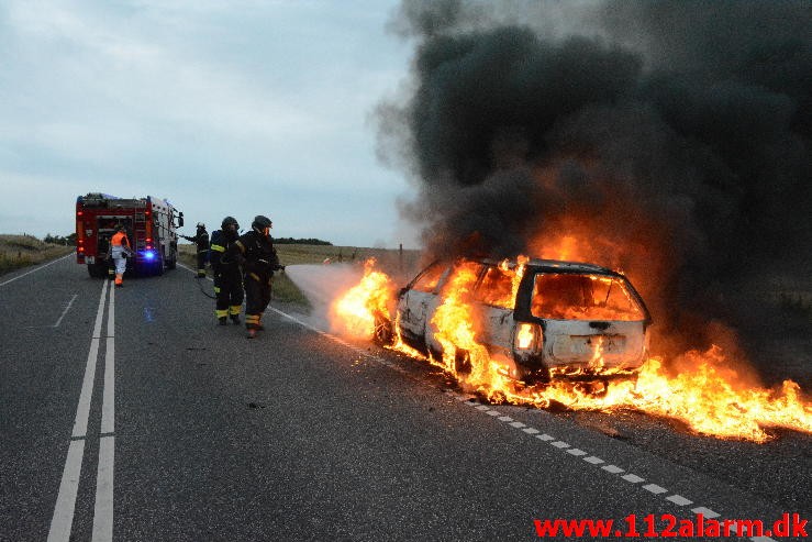 Brand i bil. Mangehøje i Jelling. 27/08-2015. Kl. 19:37.