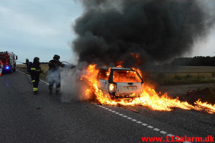 Brand i bil. Mangehøje i Jelling. 27/08-2015. Kl. 19:37.