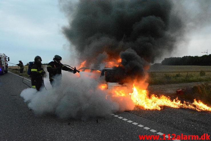 Brand i bil. Mangehøje i Jelling. 27/08-2015. Kl. 19:37.