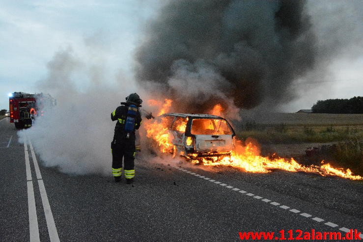 Brand i bil. Mangehøje i Jelling. 27/08-2015. Kl. 19:37.