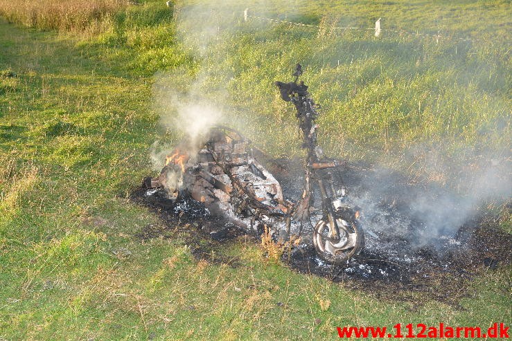 Ild i El-Skab. Bredstenvej ved Vejle. 28/08-2015. Kl. 19:22.