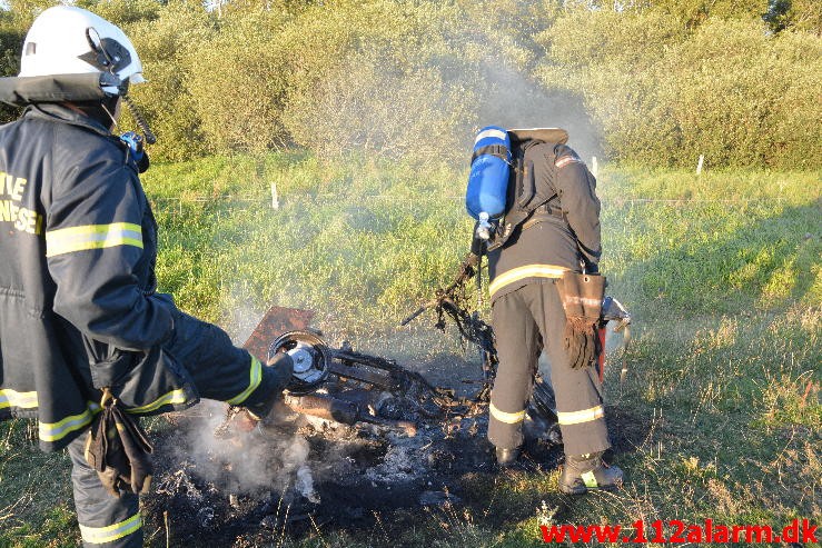 Ild i El-Skab. Bredstenvej ved Vejle. 28/08-2015. Kl. 19:22.