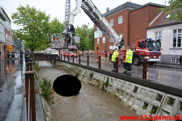 Redning Drukneulykke Søer. Dæmningen i Vejle. 05/09-2015 Kl. 08:13.