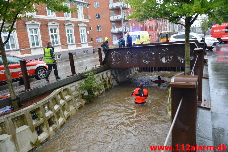 Redning Drukneulykke Søer. Dæmningen i Vejle. 05/09-2015 Kl. 08:13.