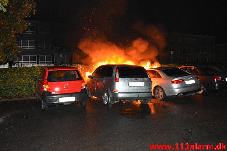 ild i 2 personbiler på Løget Center i Vejle. 22/09-2015. Kl. 00:42.