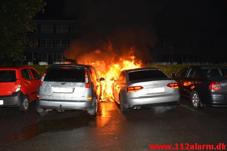 ild i 2 personbiler på Løget Center i Vejle. 22/09-2015. Kl. 00:42.