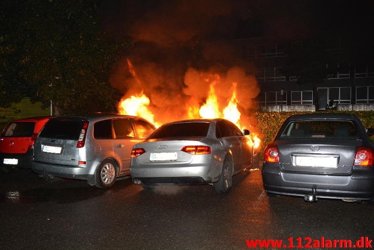 ild i 2 personbiler på Løget Center i Vejle. 22/09-2015. Kl. 00:42.