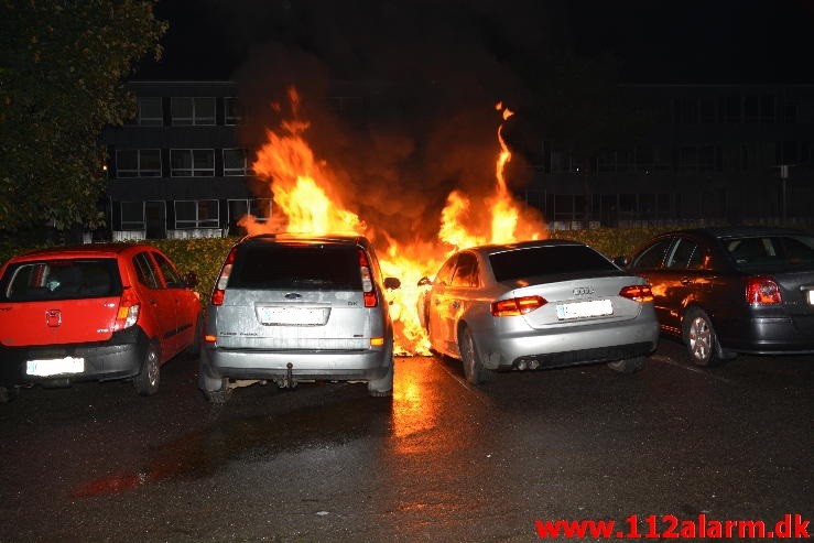 ild i 2 personbiler på Løget Center i Vejle. 22/09-2015. Kl. 00:42.