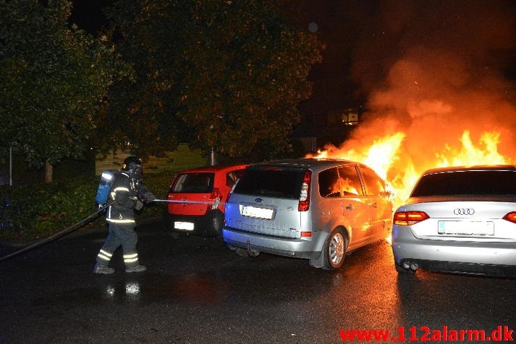 ild i 2 personbiler på Løget Center i Vejle. 22/09-2015. Kl. 00:42.