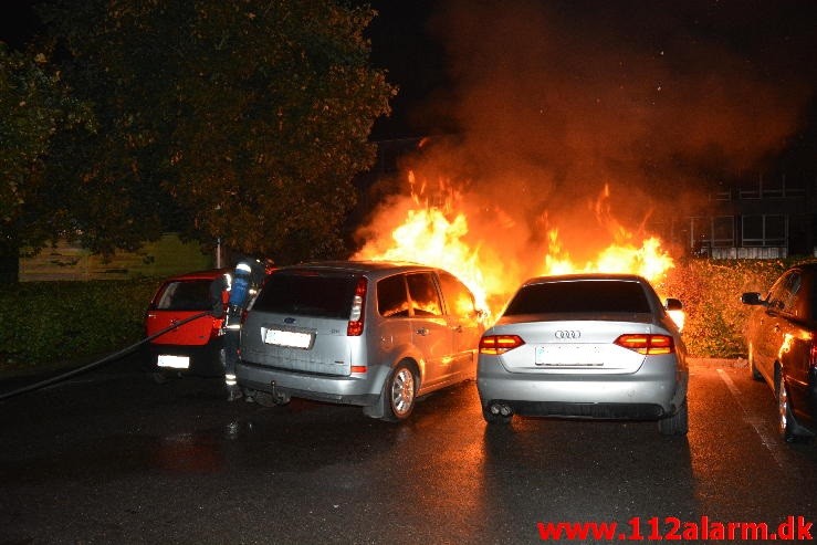 ild i 2 personbiler på Løget Center i Vejle. 22/09-2015. Kl. 00:42.