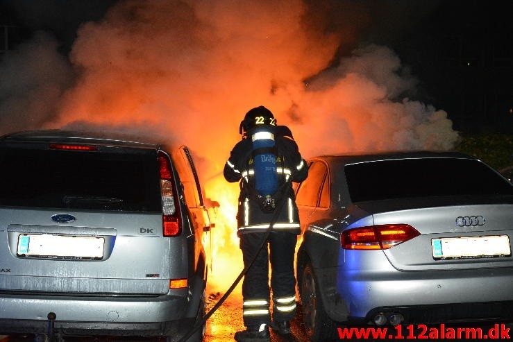 ild i 2 personbiler på Løget Center i Vejle. 22/09-2015. Kl. 00:42.