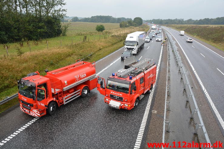 Fuh med fastklemt. Motorvejen fra Give mod Vejle. 22/09-2015. Kl. 11:12.