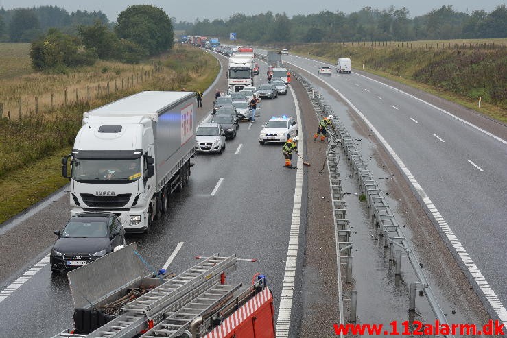 Fuh med fastklemt. Motorvejen fra Give mod Vejle. 22/09-2015. Kl. 11:12.